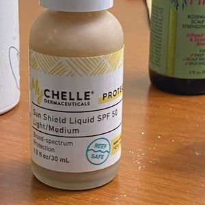 Chelle dermaceuticals Face tint spf 50 light/medium
